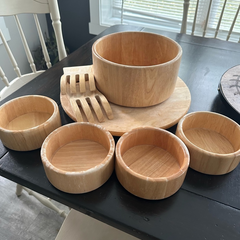 Bamboo set of salad bowls w/utensils & lazy Susan